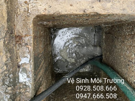 Nhân viên đang hút hố ga để vét sạch